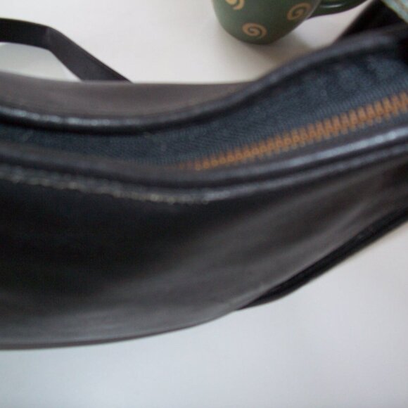 Vintage Coach Black Neutral Logo Canvas Suede Leather Cross  Coach Vintage Black Cross Body Bag. Aprox 9\